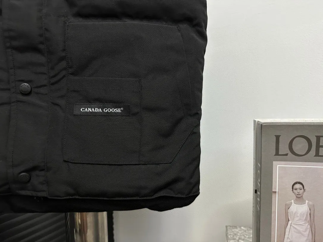 P360 【Canada Goose】Canada Goose #Freestyle Crew 4154M men’s and women’s vest down ➖ Imported Behringer embroidery machine with customized 10,000-needle embroidery logo! ➖ Imported 21-count polyester-cotton blended original fabric, using Feather-Light 10D waterproof coating fabric, made of 84.5% polyester fiber and 15.5% cotton, 100% the best feel in the entire network! ➖ The genuine official website uses the national standard 80 white duck down, and will never be misled by false claims such as 90 down or goose down! ➖ 100% nylon nylon lining with double double-layer sealing design to prevent velvet from running away. Top-grade polar fleece is used in the collar and pockets to keep warm and comfortable! ➖ Yoshida YKK provides original custom-made electroplated sliders. YKK two-way lockable zippers are tight and smooth and will not peel off paint! ➖ 3M composite original Velcro is durable, and all accessories and hardware are disassembled and customized! ⛔No slander, no exaggeration, no need for too much copywriting, because it is focused, it is professional!  SIZE: XS S M L XL XXL